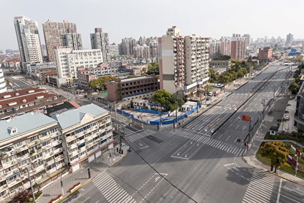 2022年4月1日，上海市楊浦區被封鎖的街道上顯得空蕩蕩的。（STR/AFP via Getty Images）