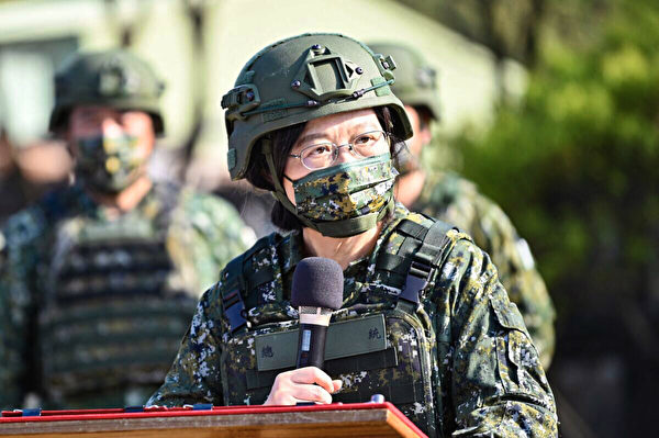 2022年3月12日，台灣總統蔡英文在台灣桃園一個軍事基地視察預備役人員訓練時發表講話。（Sam Yeh/AFP via Getty Images）