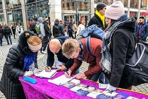 瑞典首都鬧市區 民眾支持法輪功學員反迫害