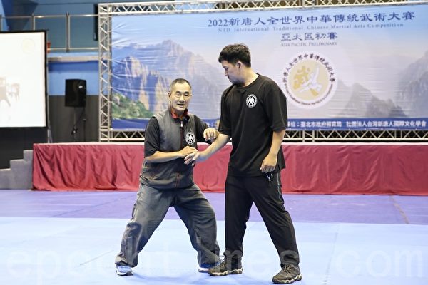 2022年7月19日，第七屆「新唐人全世界中華傳統武術大賽」亞太區初賽在台北體育館舉行。圖左為大內八極拳研習班總教練劉文和。（林仕傑／大紀元）