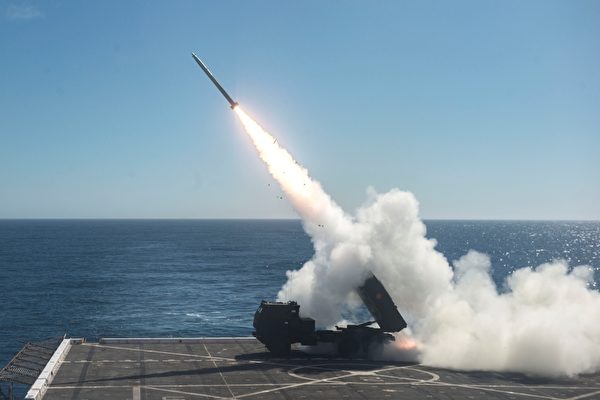 2017年10月22日，美軍兩棲船塢登陸艦安克雷奇號（LPD 23）在太平洋執行任務，艦上搭載的M142高機動火箭炮系統（HIMARS）在甲板上發射。（美國海軍）