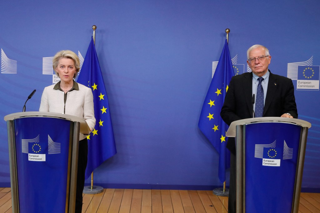 2022年2月27日，歐盟宣布，將出資向烏克蘭購買和交付價值5億歐元的武器，不僅僅是彈藥，還包括戰機。圖為歐盟委員會主席烏爾蘇拉·馮德萊恩（Ursula von der Leyen，左）與歐盟外交政策負責人何塞普·博雷爾（Josep Borrell）一起出席新聞發布會。（Stephanie LECOCQ/POOL/AFP）