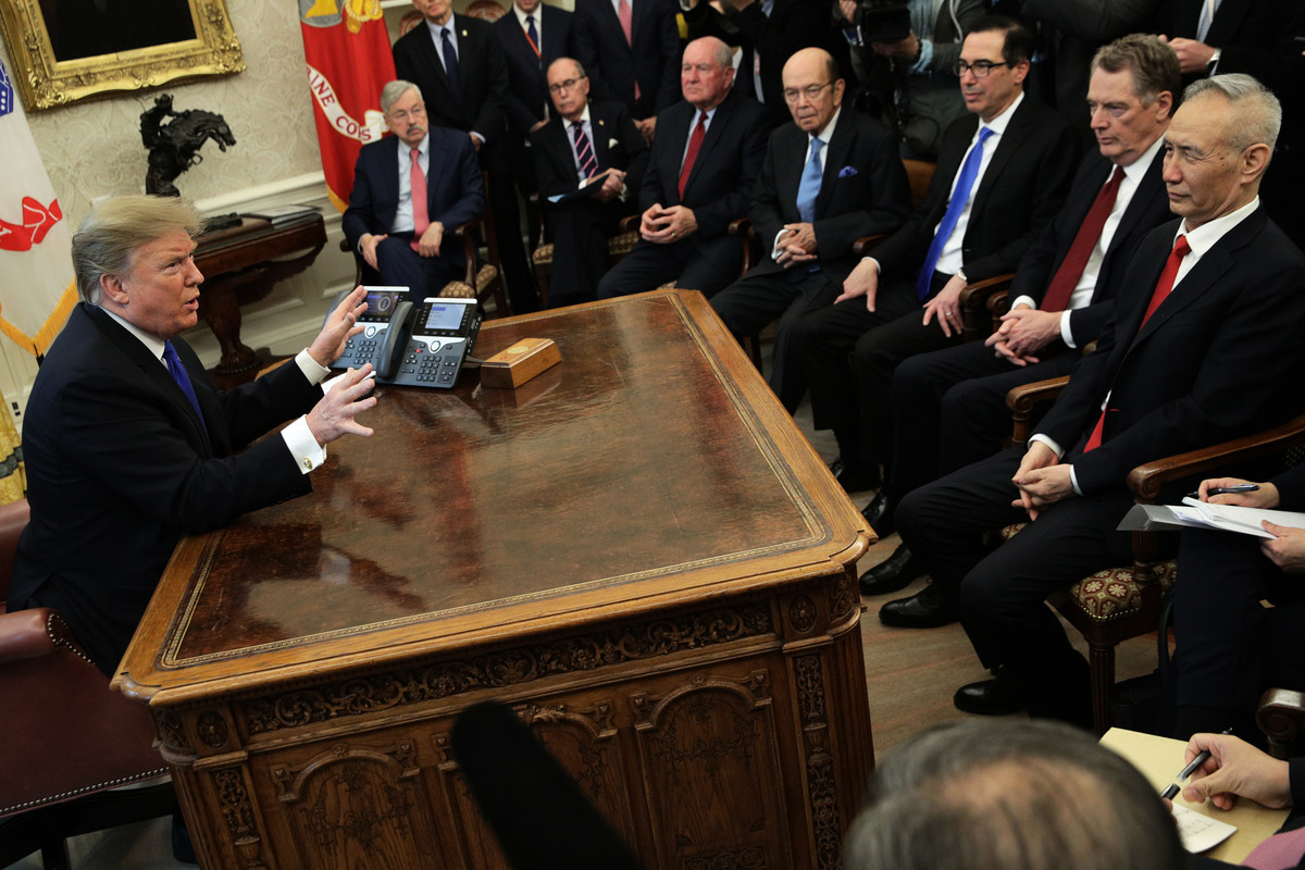 2月22日，特朗普會見雙方貿易談判代表。（Alex Wong/Getty Images）