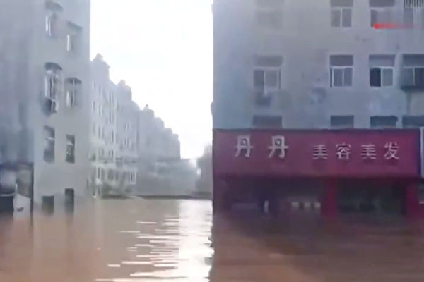 連日來，河南新鄉衛輝市遭洪水圍困，城區水位不斷上漲，道路變成河流。（影片截圖）