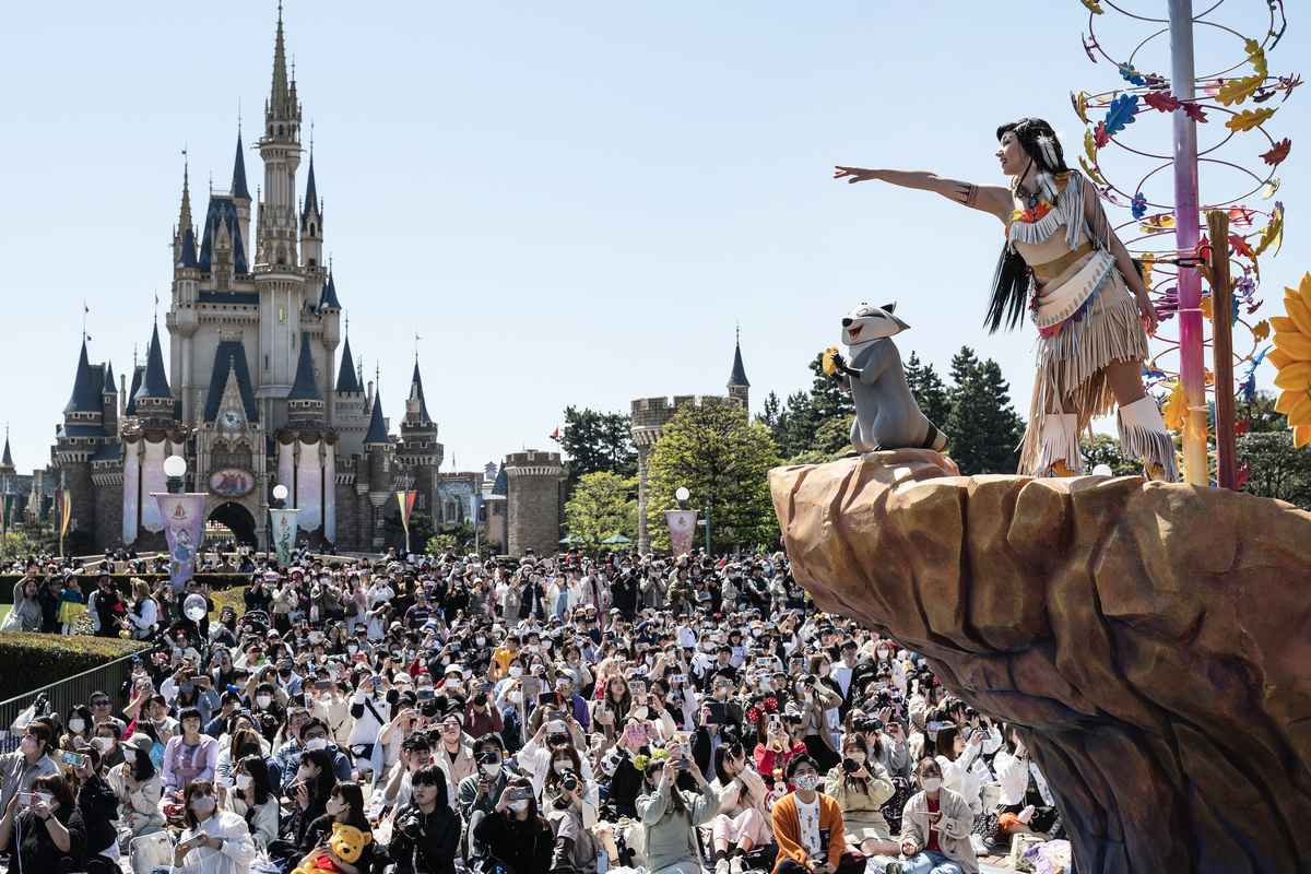 2023年4月10日，日本浦安市，東京迪士尼樂園舉行成立40周年的慶祝活動，一名表演者（右）打扮成迪士尼電影《風中奇緣》（Pocahontas）中的角色。（Richard A. Brooks/AFP）