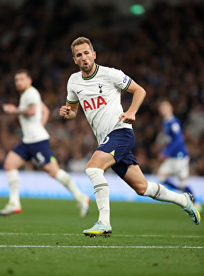 2022年10月16日,英超聯賽第11輪,熱刺在主場2:0戰勝愛華頓。這也是英格蘭隊長凱恩代表熱刺出戰的第400場比賽,他為「白百合」打進了一粒12碼。(Julian Finney/Getty Images)