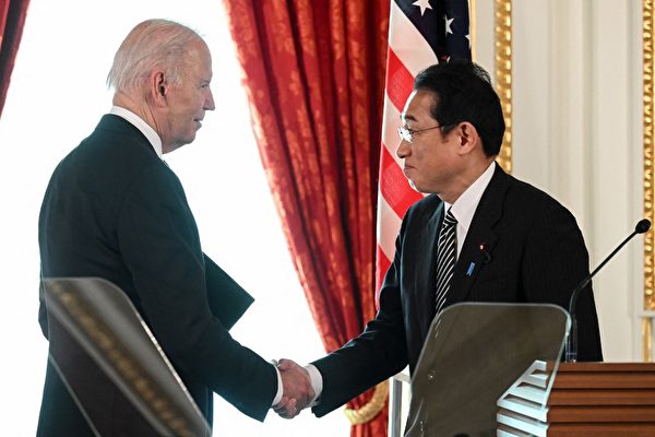 周一（2022年5月23日），美國總統拜登正在日本進行為期三天的訪問，日程包括與日本、印度和澳洲領導人召開「四方安全對話」（Quad）峰會。圖為拜登在東京市中心赤阪離宮（Akasaka Palace）與日本首相岸田展開會談並舉行新聞發布會。（Saul Loeb/AFP）