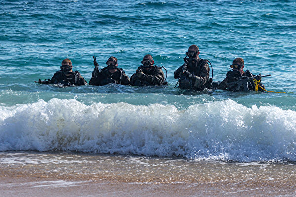 12月15日，美國海軍陸戰隊第31遠征隊偵察排在日本沖繩的漢森營進行潛水訓練。（美國海軍陸戰隊）