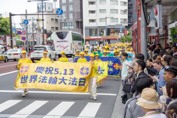 5月11日,日本法輪功學員聚集在東京,共同慶祝「5.13世界法輪大法日」,並慶賀法輪大法洪傳世界33周年。(簡樹/大紀元)