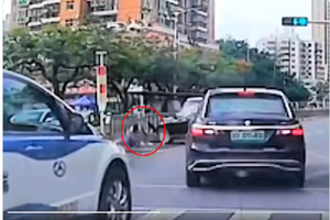 深圳外賣小哥被二次碾壓 警方通報引質疑