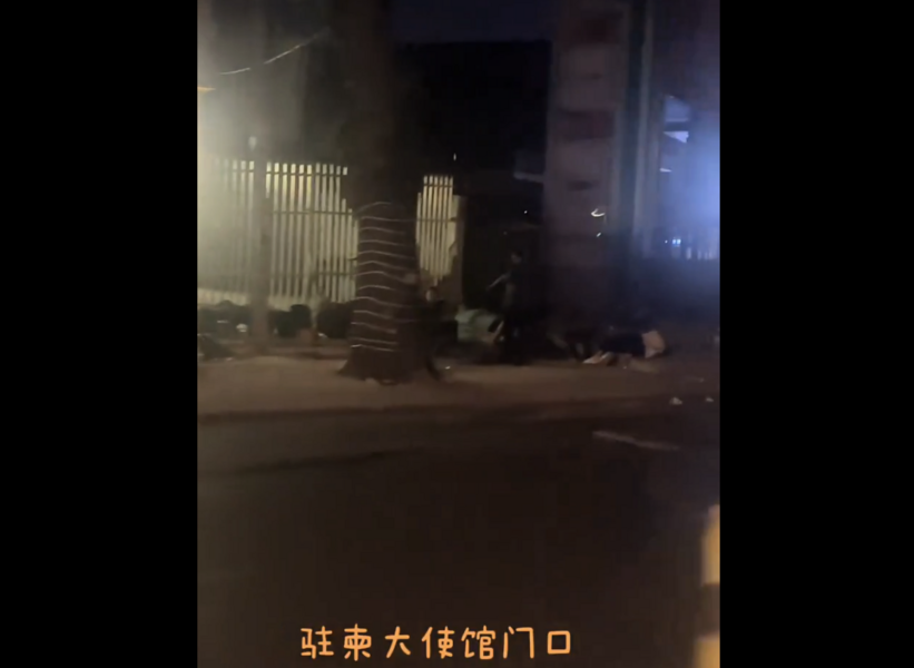 大批中國人逃出柬埔寨電詐園 使館前躺滿人