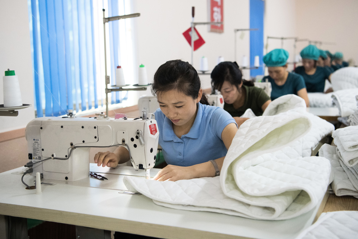 人權觀察的報告指出，北韓官員經常利用權力性侵女性，而這種情況已經成為該國日常生活中的一部份。圖為2018年8月21日，北韓平壤一家工廠的女性工人。（Carl Court/Getty Images）