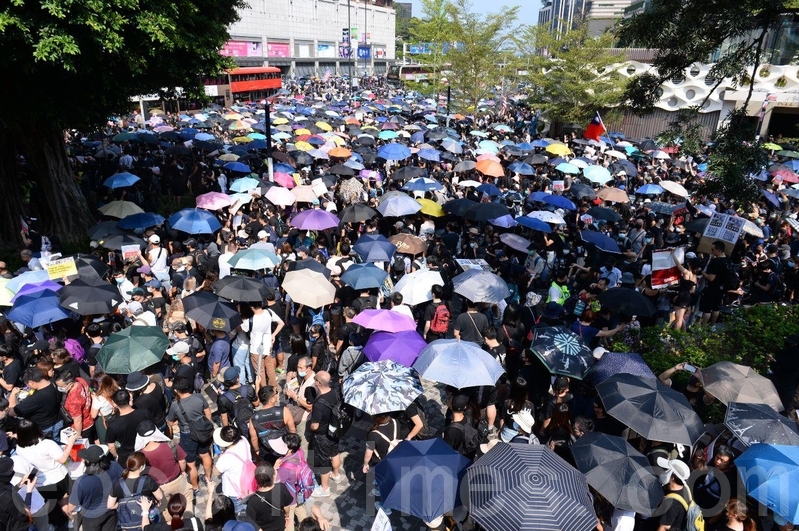 2019年10月20日，香港九龍大遊行，市民步行到尖沙咀參加遊行，人數眾多，已佔據大半彌敦道。（梁珍／大紀元）