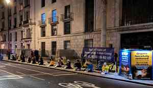 人權日 英國法輪功學員燭光守夜抗議中共迫害