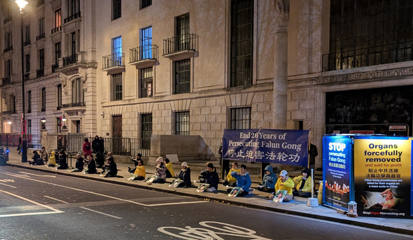人權日 英國法輪功學員燭光守夜抗議中共迫害
