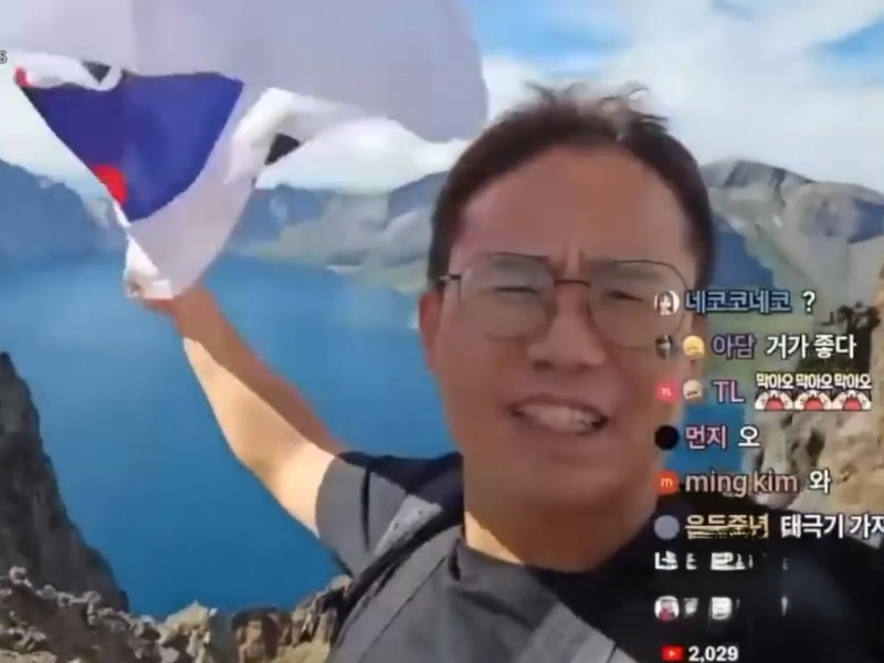 登長白山揮國旗 南韓網紅被公安帶走問話