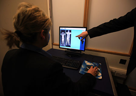 2010年1月7日，在英國曼徹斯特機場，一名安檢人員在電腦屏幕上演示全身掃瞄圖像。掃瞄設備通過X射線掃瞄產生身體輪廓照，用於檢測隱藏的、有潛在危險的物體。然後，圖像被傳送到遠程安全人員。 （Christopher Furlong/Getty Images）