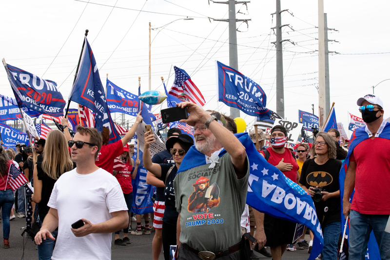 2020年11月6日，亞利桑那州鳳凰城，特朗普的支持者聚集在馬里科帕縣選務中心（Maricopa County Elections Department office）外。（BRYAN R. SMITH/AFP via Getty Images）