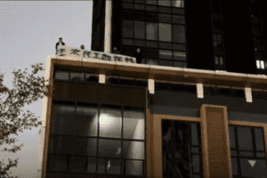 中國欠薪問題日益嚴重 爬樓頂追薪事件頻發