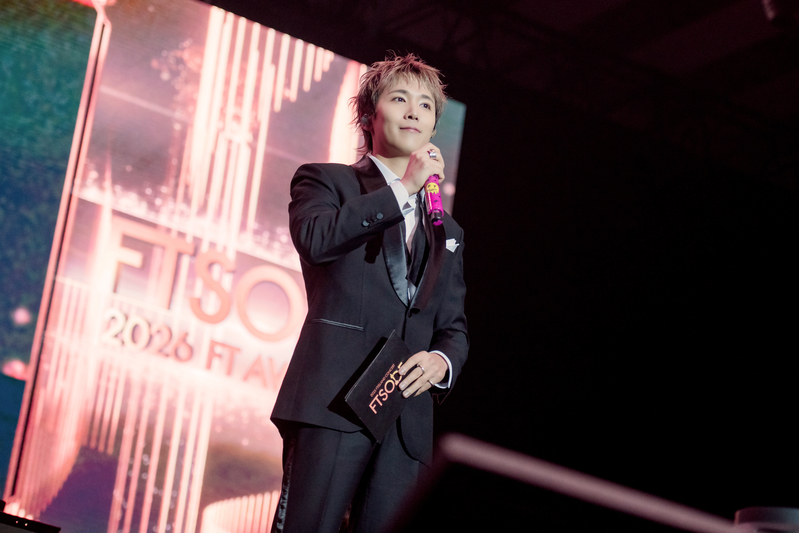 FTISLAND台北開唱 「頒獎」給粉絲互動爆笑