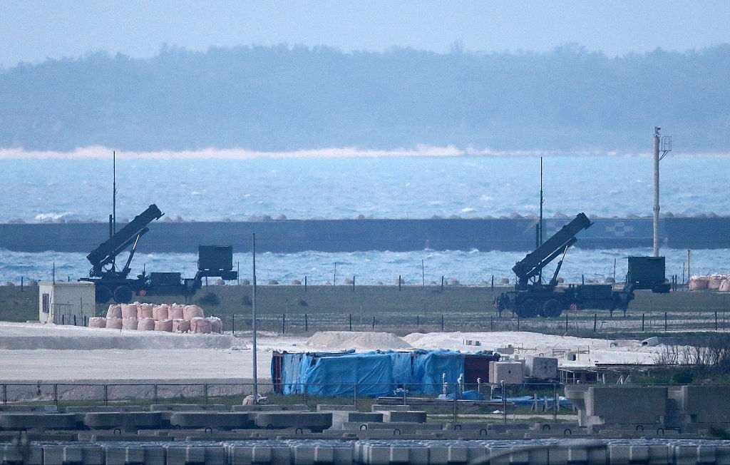 日本將在距離台灣300公里的石垣島（Ishigaki island）部署防空導彈和反艦導彈以及數百名士兵，此舉將加強對台灣的防禦支持。圖為2016年2月7日，日本自衛隊愛國者-3防空導彈攔截發射器被部署在石垣島。（JIJI PRESS/AFP via Getty Images）
