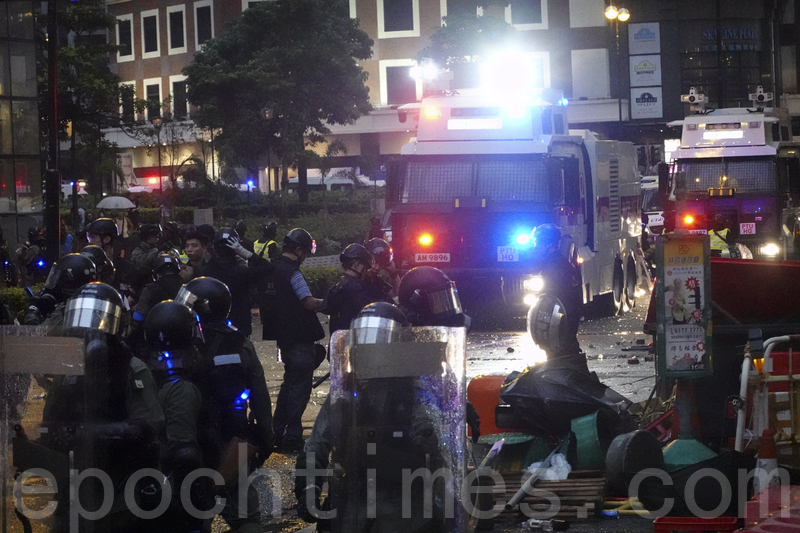 2019年8月25日，警方不停在荃灣如心廣場的楊屋道頻繁發射催淚彈，並出動水炮車驅趕示威者。（余鋼／大紀元）