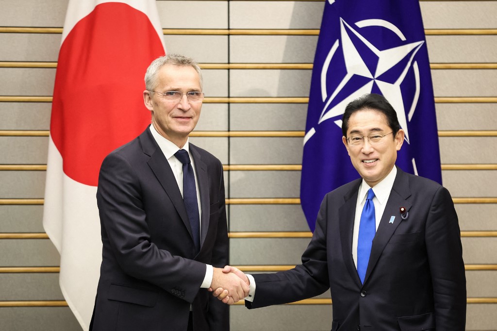 2023年1月31日，北約秘書長斯托爾滕貝格（左）在東京與日本首相岸田文雄握手。（Takashi Aoyama / POOL / AFP）