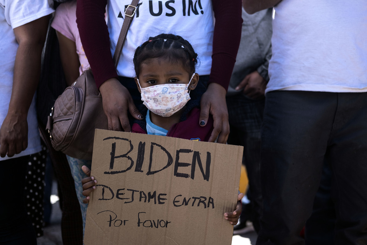 2021年3月2日，在要求美國移民政策更加明確的示威活動中，一個來自洪都拉斯的女孩舉著牌子要求總統拜登讓她入境。（GUILLERMO ARIAS/AFP via Getty Images）