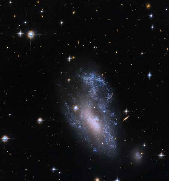 哈勃望遠鏡捕捉到疑似星系相遇的畫面