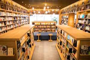 美國小鎮書店搬家 居民組人鏈接力搬書9100本