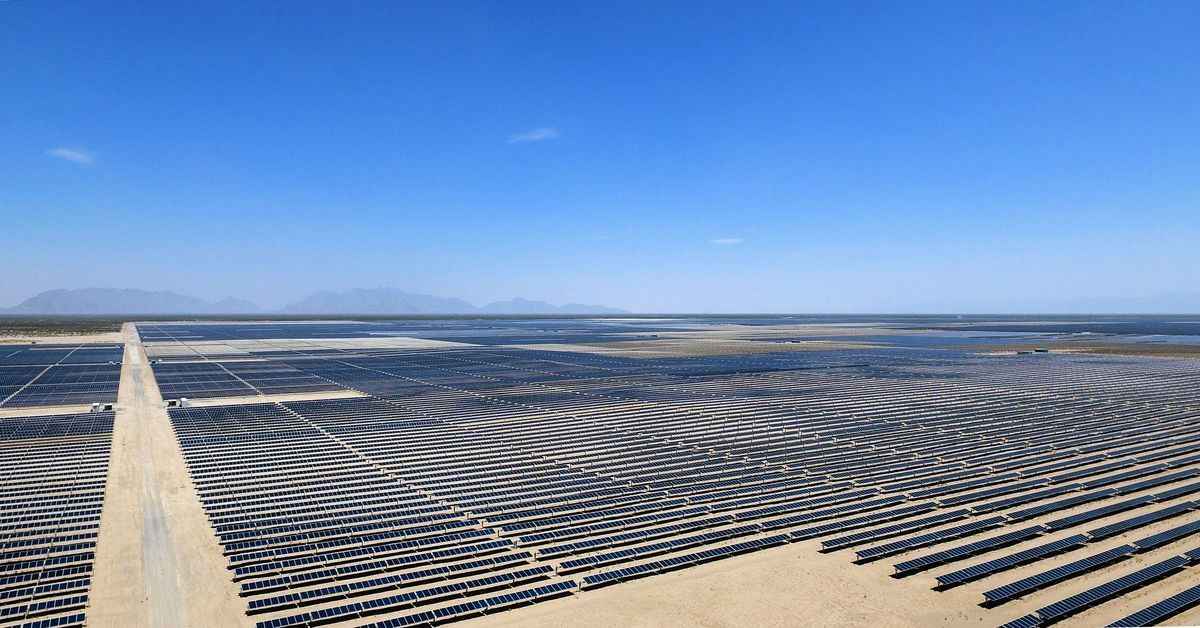 意大利國家電力公司的可再生能源部門Enel Green Power在墨西哥科阿韋拉州（Coahuila State）維埃斯卡市（Viesca）附近沙漠中營運的維拉努埃瓦（Villanueva）光伏電站航拍圖。（攝於2018年4月20日。）該電站佔地40個足球場大小，是美洲最大太陽能電站。（Alfredo Estrella/AFP via Getty Images）