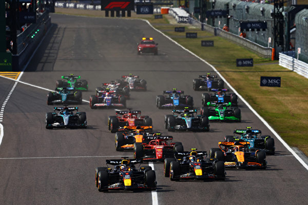 2024年4月7日,F1大獎賽日本站,荷蘭車手韋斯達賓連續三年登頂,墨西哥車手佩雷斯位居第二,兩人助紅牛車隊包攬冠、亞軍。圖為因車禍暫停後,比賽重新開始的瞬間。(Mark Thompson/Getty Images)