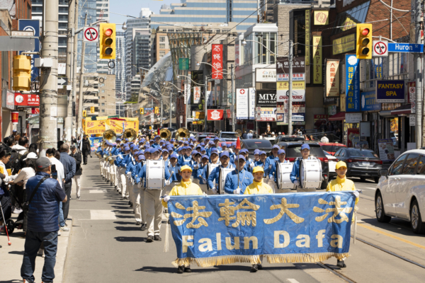5月11日,大多倫多地區部份法輪功學員在市中心繁華街區舉行盛大遊行,以慶祝法輪大法傳世33周年,向法輪功創始人李洪志大師表達感恩。(艾文/大紀元)