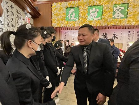 王丹向李進進律師的家人表達慰問。（林丹/大紀元）