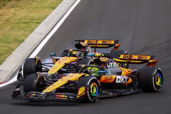 2025年8月3日,F1大獎賽匈牙利站正賽,麥拿侖英國車手羅禮士(Lando Norris)採用「一停」策略,力壓隊友、澳洲車手皮亞斯特利(Oscar Piastri)率先衝線。兩輪麥拿侖賽車在比賽最後階段幾乎黏在了一起。(Joe Portlock/Getty Images)
