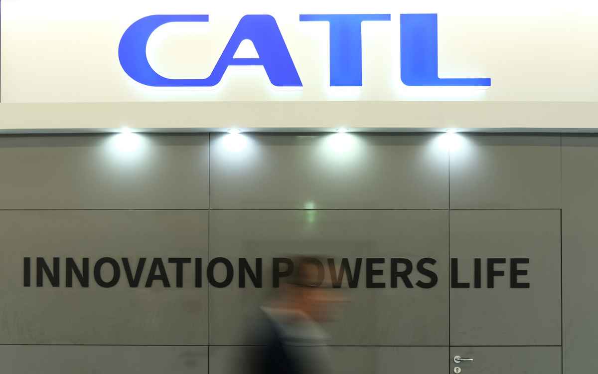 2019年9月11日，德國法蘭克福車展（IAA）上，中國電動電池製造商寧德時代（CATL）的標誌，展示在展台上。 （Sean Gallup/Getty Images）