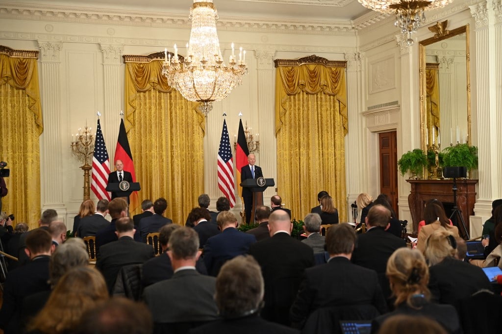 德國總理朔爾茨（左）訪問美國，2022年2月7日在白宮與美國總統拜登（右）舉行聯合記者會。（Brendan Smialowski/AFP）