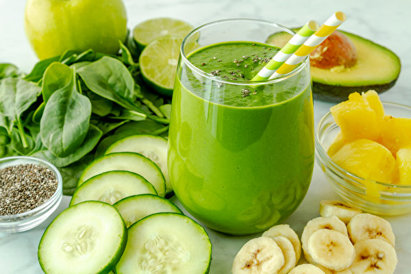 菠菜和羽衣甘藍加入水果打成沙冰。（Shutterstock）