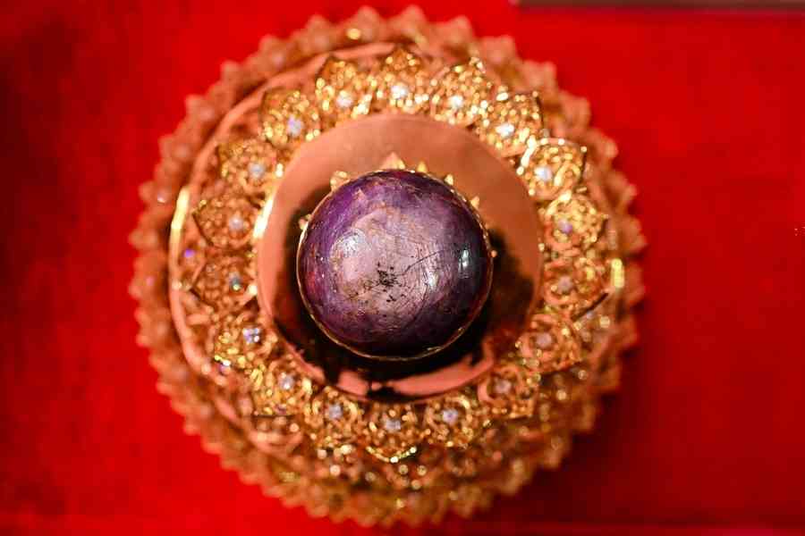 全球最大紫星藍寶石亮相 估價高達4億美元