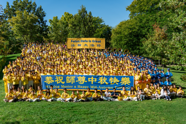 中秋感恩 60國法輪功學員祝李大師節日快樂