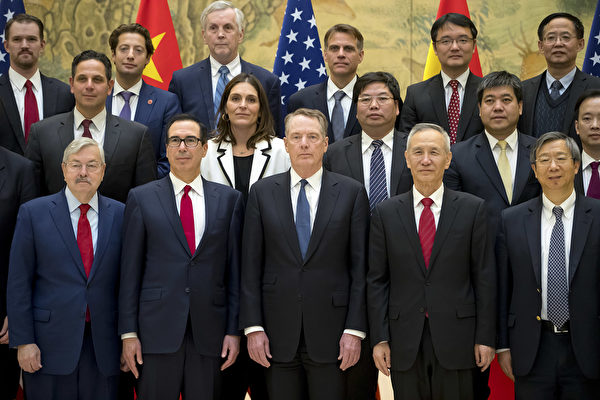 今年2月，中美雙方在北京進行貿易磋商。（MARK SCHIEFELBEIN/AFP/Getty Images）