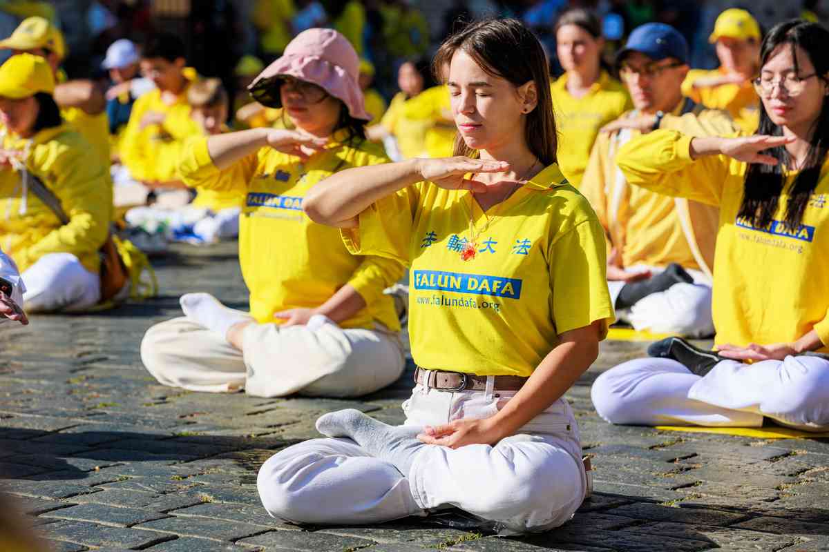 9月19日，來自歐洲各地的上千名法輪功學員在捷克布拉格的著名景點——城堡廣場（Hradčanské náměstí）集體大煉功。（張清颻／大紀元）
