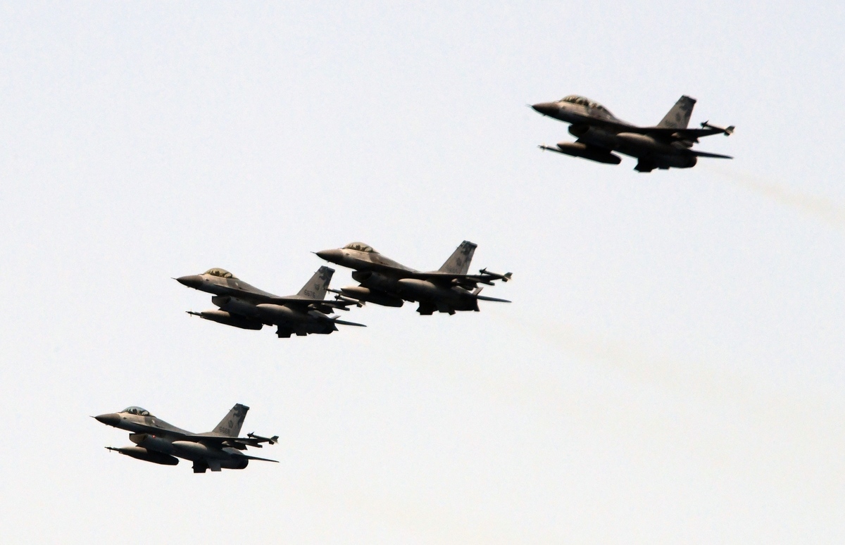 美國智庫研究員易思安（Ian Easton）認為，確保台灣維持自由開放的民主是美國國家安全的核心要務，而防禦台灣符合美國國家利益。圖為2018年4月13日，台灣軍方的F-16戰機在宜蘭附近進行演習。（SAM YEH / AFP）