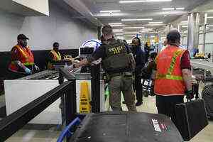 美移民執法員將駐守機場至恢復正常 安檢本周發放薪資