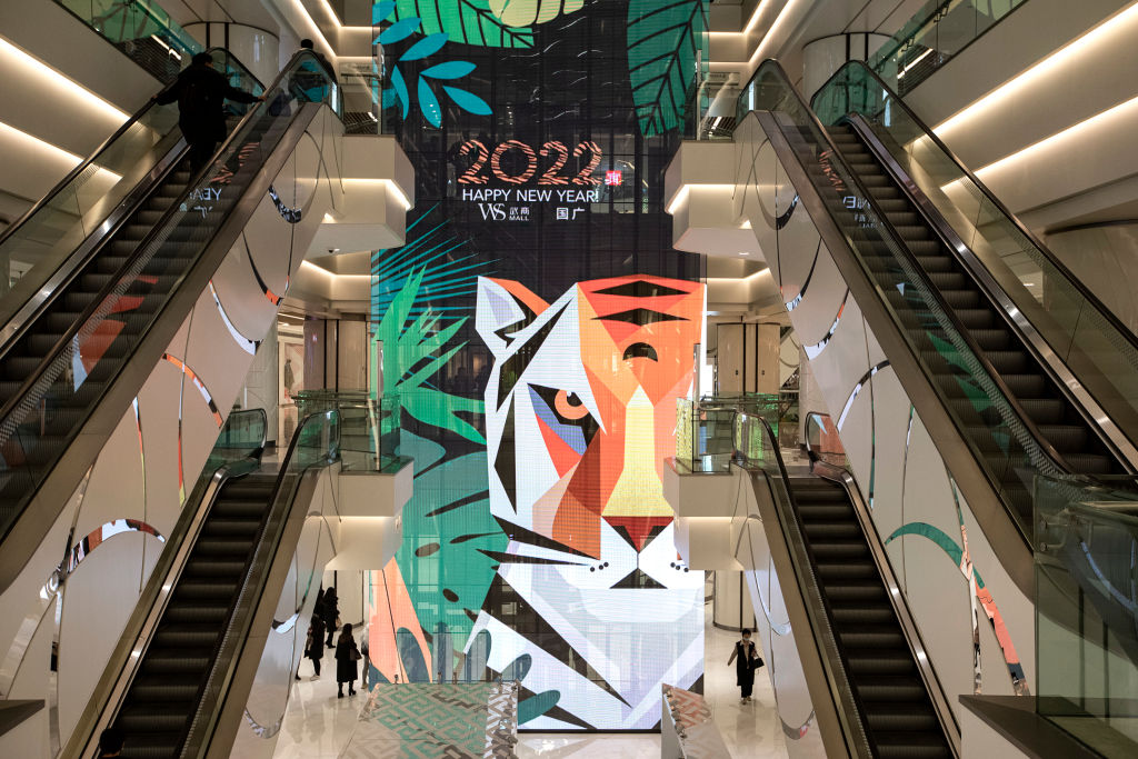 2021年12月31日，武漢國際商場內呈現的2022年標誌。（Getty Images）