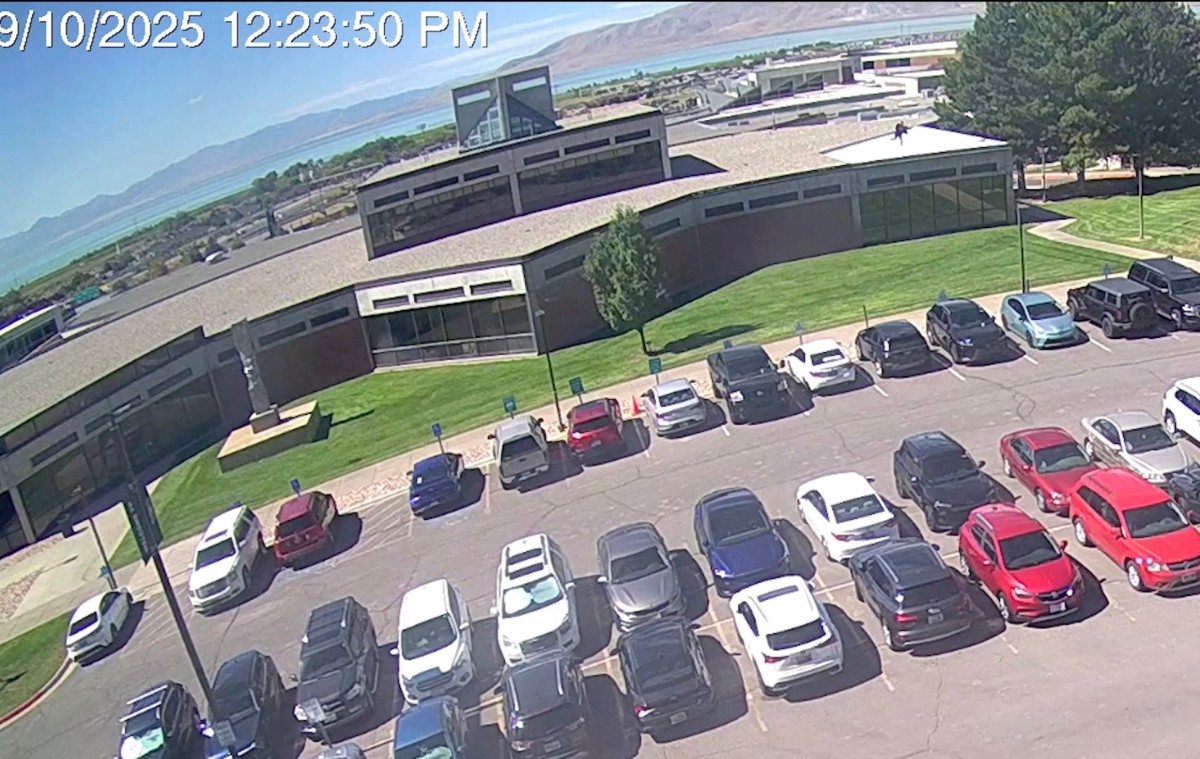這張截圖取自聯邦調查局(FBI)於2025年9月11日發布的一段影片。圖片顯示,在柯克被槍殺後,一名嫌疑人在猶他谷大學的一個屋頂上跑(右)。(HANDOUT/AFP)