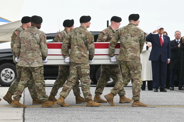 六名陣亡美國士兵靈柩抵達多佛空軍基地