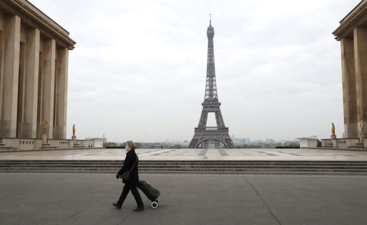 由於中共病毒疫情影響，即使邊境重開，歐洲旅遊業依然蕭條。圖為2020年3月份巴黎埃菲爾鐵塔附近空蕩蕩的廣場。（PLUDOVIC MARIN/AFP via Getty Images）
