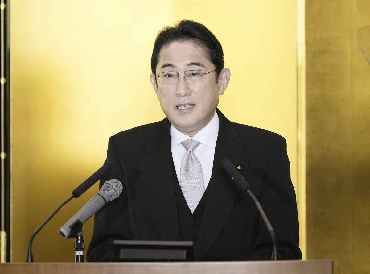 中國疫情高漲，中共數據不透明之際，日本首相岸田文雄（Fumio Kishida）宣布，加強對中國人入境限制。圖為2023年1月4日，岸田參觀三重縣（Mie Prefecture）的伊勢神宮（Ise Jingu Shrine）後在新聞發布會上發言。（STR/JAPAN POOL/JIJI PRESS/AFP via Getty Images）