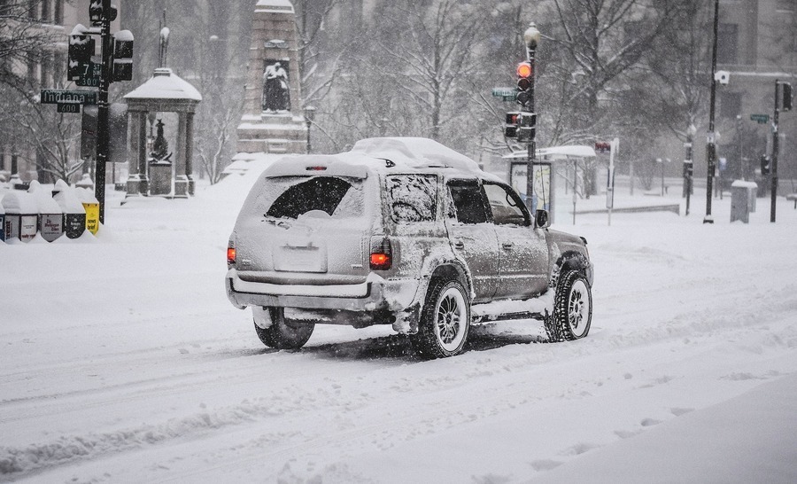 美中西部地區被大雪覆蓋 交通受阻